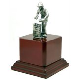 Zinn Figur Maurer auf Holzsockel inkl. Gravur 14,5cm Zinn Figur Maurer auf Holzsockel inkl. Gravur 14,5cm